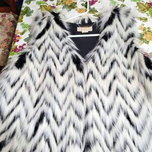 A103-NWT Michael Kors 1X Black/White Chevron Snow Tiger Vest with Hook closure